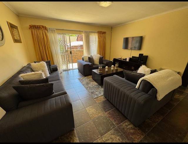 3 BEDROOM TOWNHOUSE FOR SALE IN BIRCHLEIGH NORTH